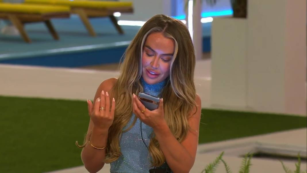 Yarışmacılar utancından bakamadı. Canlı yayında doğruluk mu cesaret mi oynadılar. - Resim: 1